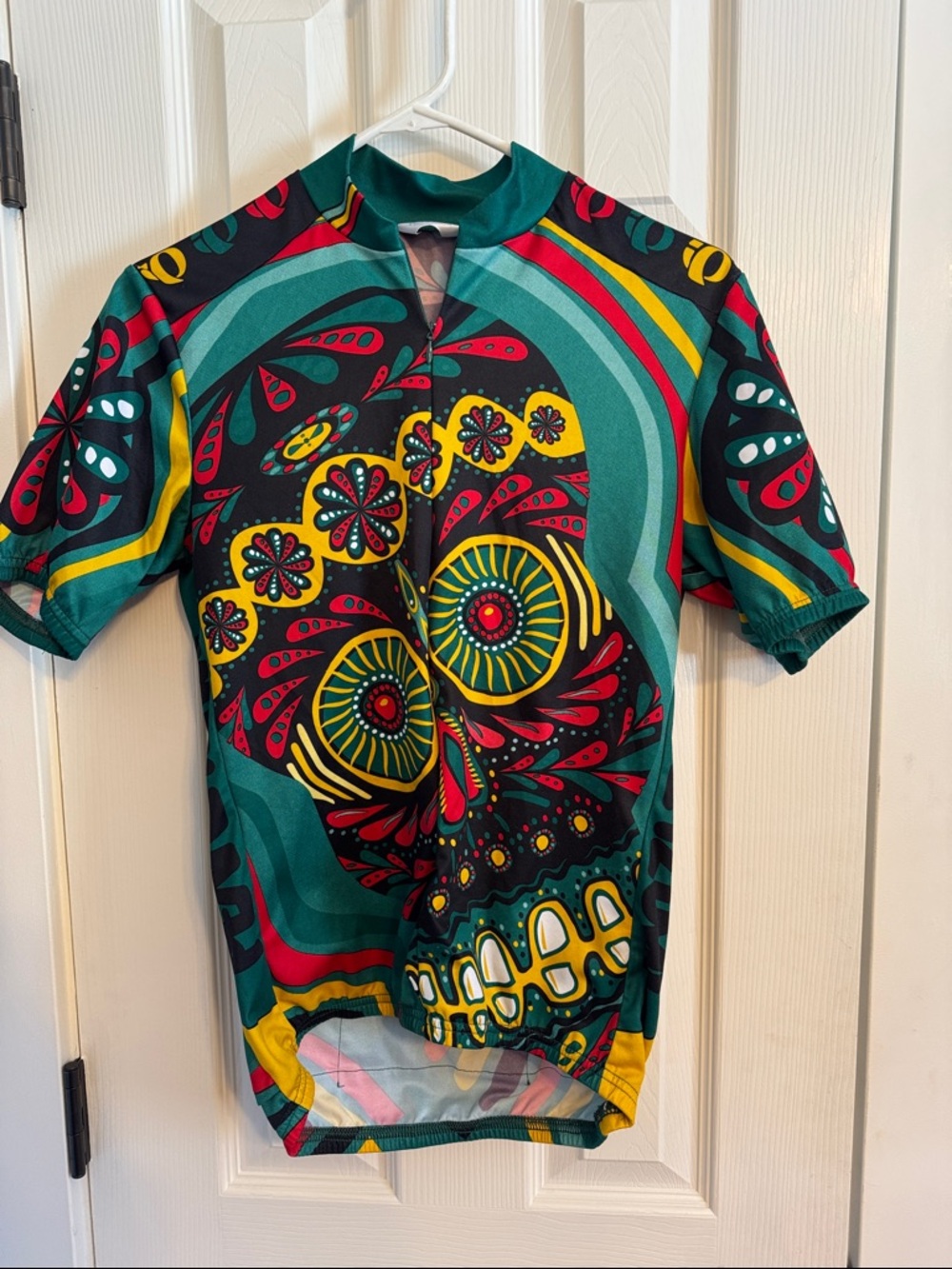 Men’s Pearl Izumi brand size small cycling shirt.